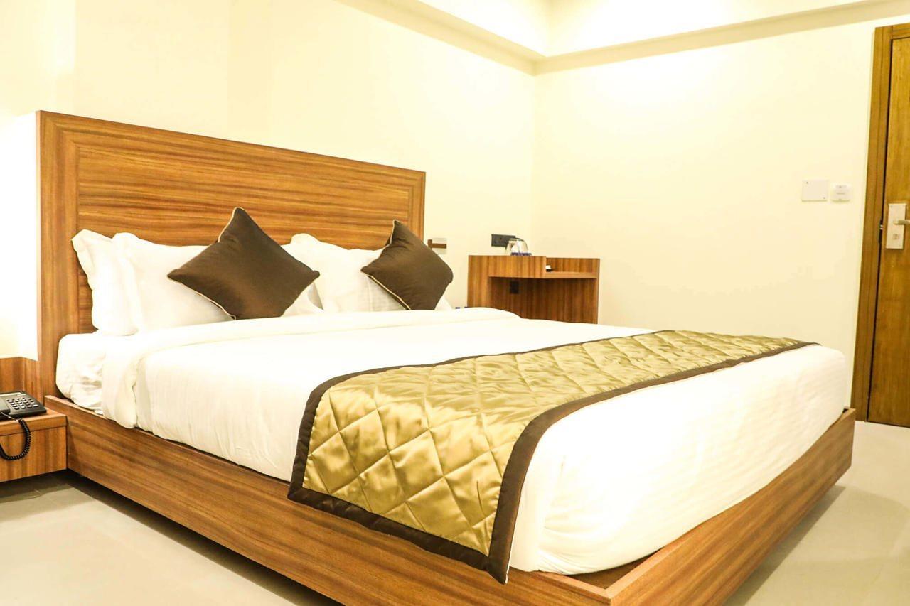 Kyriad Hotel Solapur By Othpl Eksteriør billede