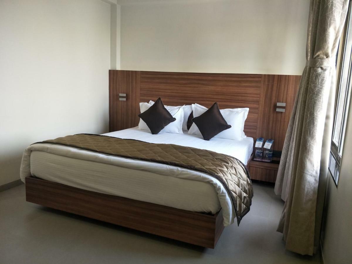 Kyriad Hotel Solapur By Othpl Eksteriør billede