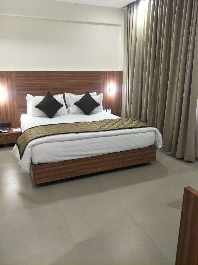 Kyriad Hotel Solapur By Othpl Eksteriør billede