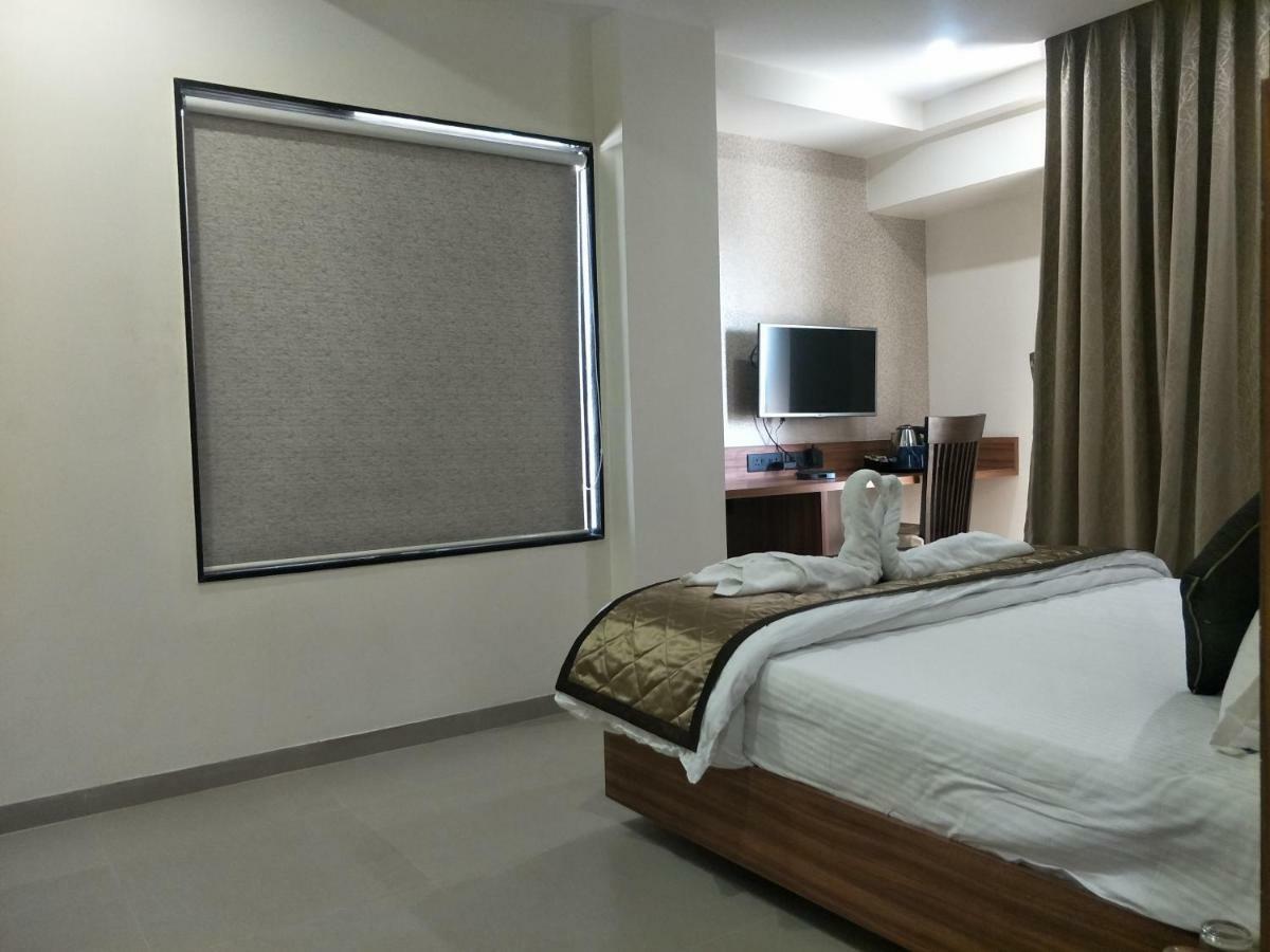 Kyriad Hotel Solapur By Othpl Eksteriør billede