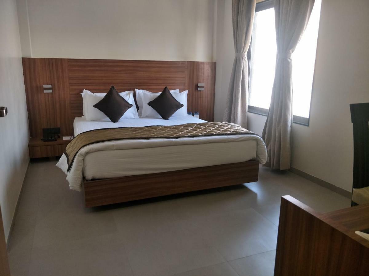 Kyriad Hotel Solapur By Othpl Eksteriør billede