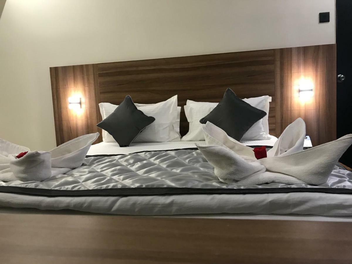 Kyriad Hotel Solapur By Othpl Eksteriør billede