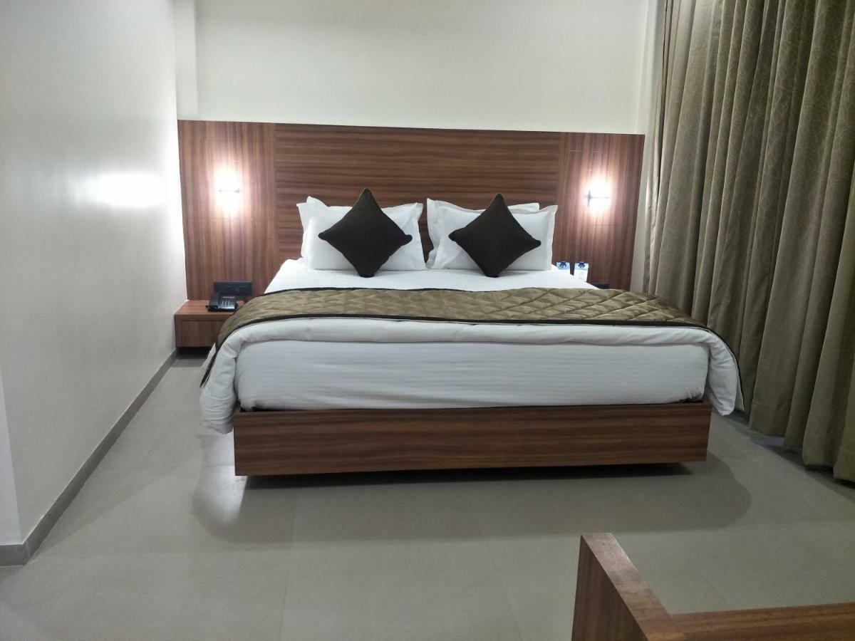 Kyriad Hotel Solapur By Othpl Eksteriør billede