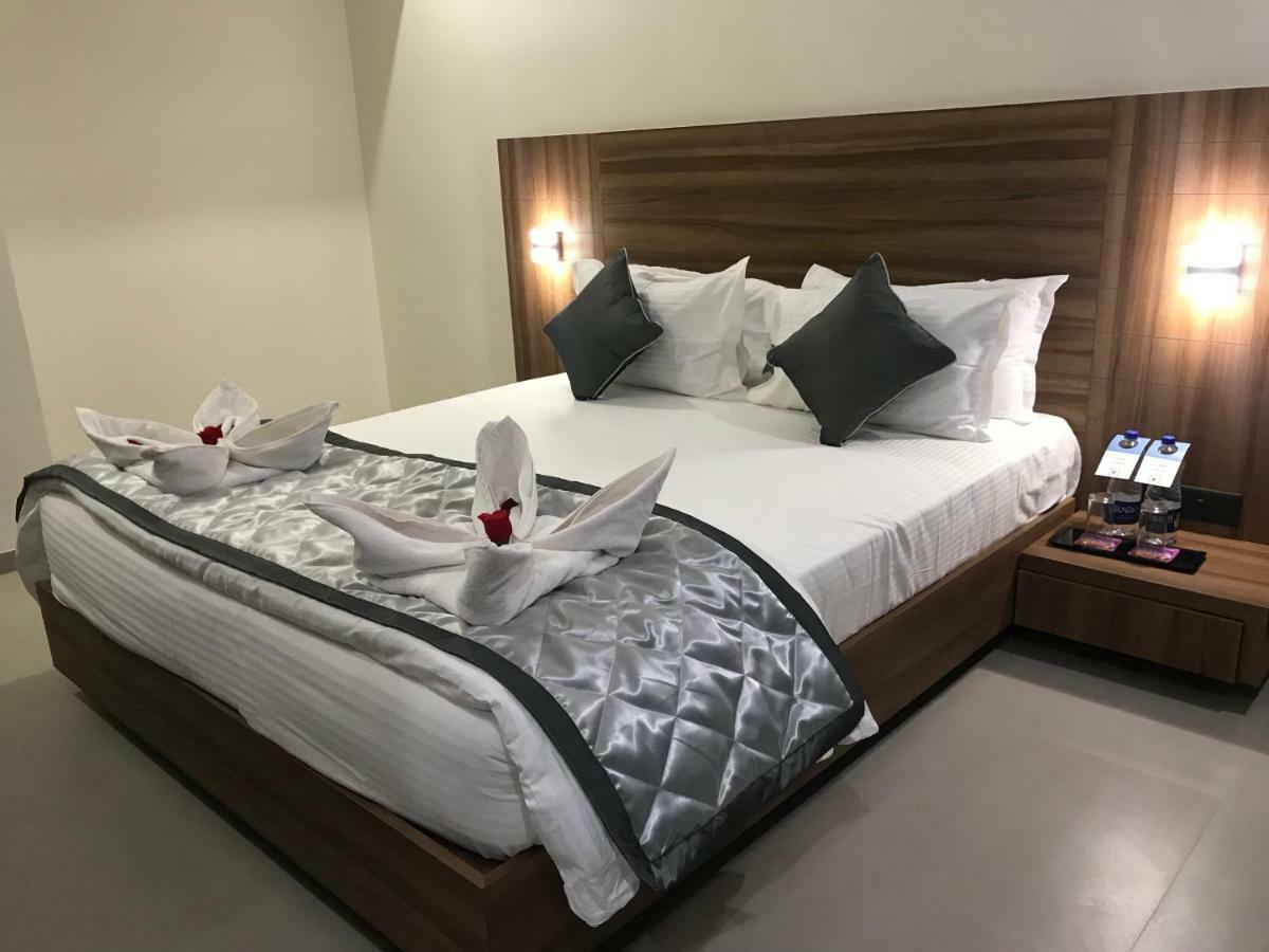 Kyriad Hotel Solapur By Othpl Eksteriør billede